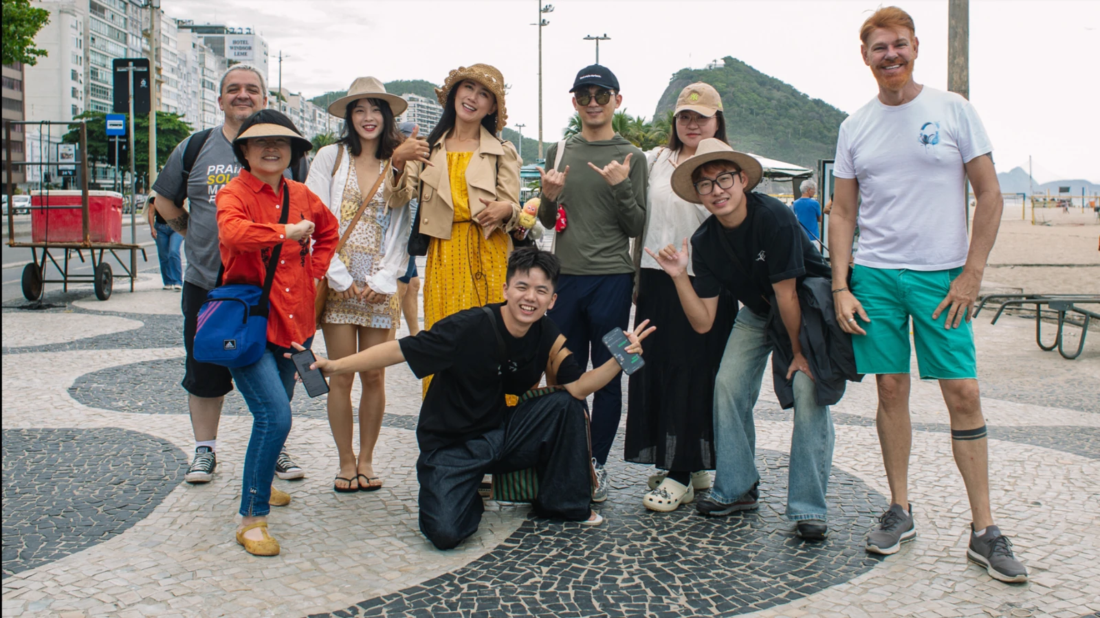Participantes do Connecting Cultures na orla de Copacabana, no Rio de Janeiro