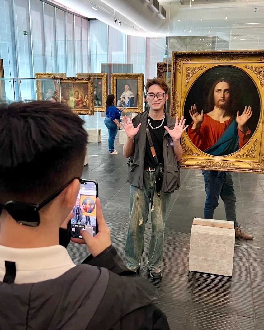 Creator produzindo conteúdo dentro de um museu durante viagem pelo Brasil