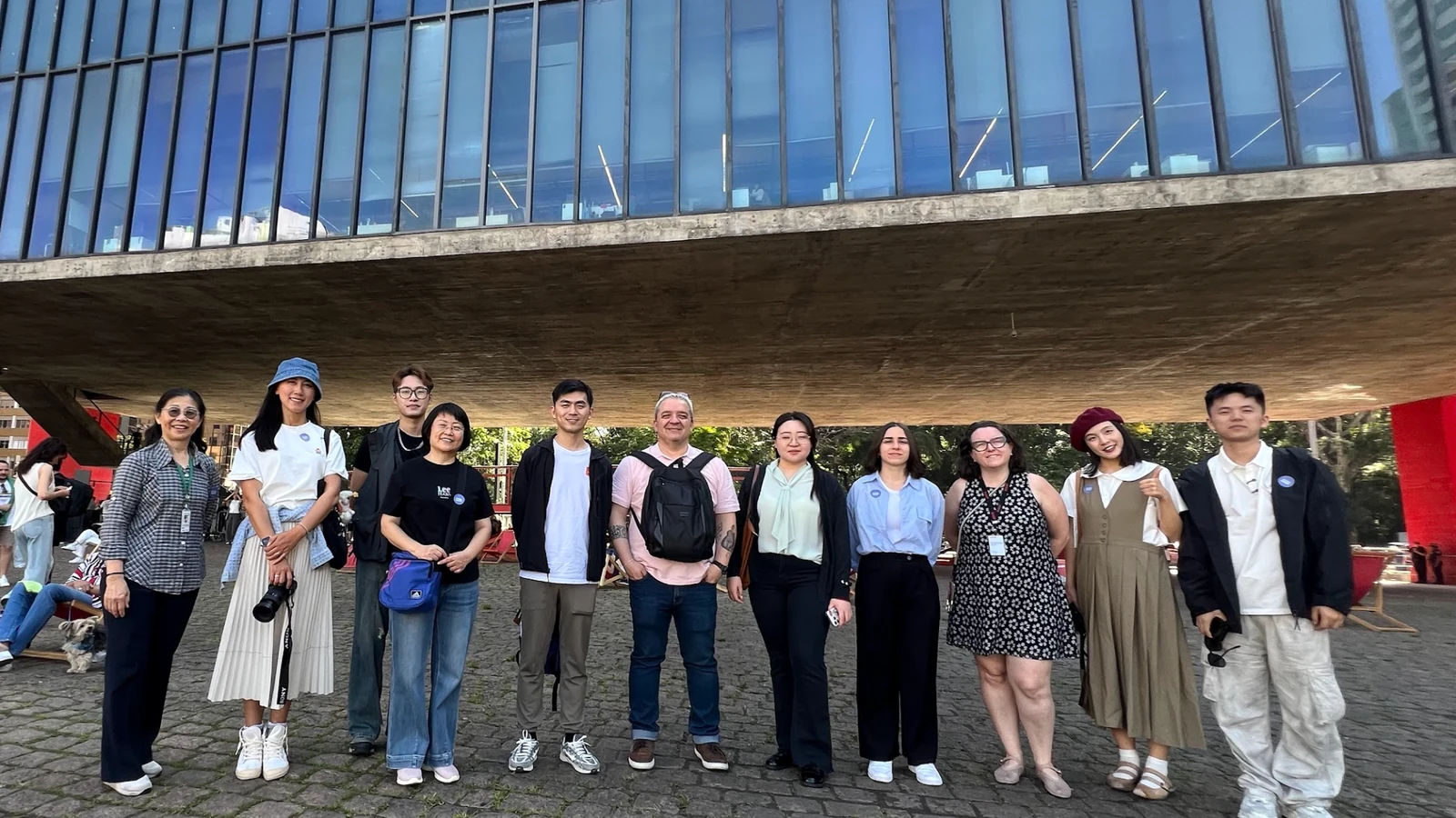 Participantes do Connecting Cultures em frente ao MASP, em São Paulo